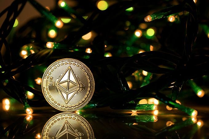 比特币为何在中美关系向好的背景下稳定在97,000美元？Strategy增持BTC的举措将如何影响市场？